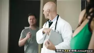 يجتمعواوعليها وينيكوها في العيادة