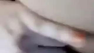 مراهقة مستثارة تلمس مهبلها المبلل وتعصر ثدييها