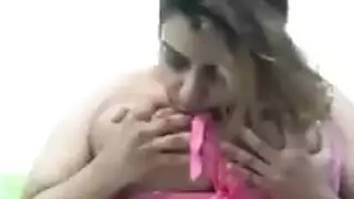 فتاة سعودية تمص حلمات صدرها في مشهد إباحي صريح