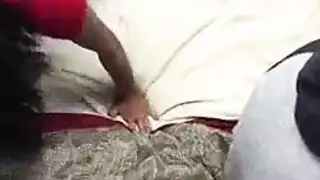 قضيب أبيض ضخم يلتقي بقضيب أسمك لجلسة مص