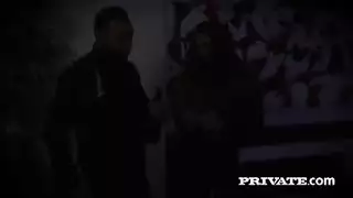 تعمل بالإصبع على كسها الأملس بعد نزع ملابس البيكيني في لعبة شهوانية