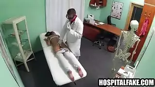 جنس فموي وعمل يدوي لروميو المغرور