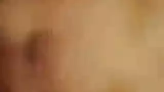 كبار السن الناضجة تظهر كسها الضيق المبلل