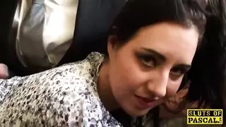 مشهد ركوب صريح: قضيب يملأها وهي تستمتع
