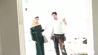 مشاهد محجبة قاسية: قضيب العامل يضربها في الشقة الفارغة