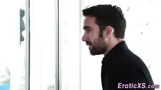 فتاة صغيرة ذات صدر مسطح تتباهى بحمالة صدر وسروال داخلي من الدانتيل