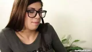 الفتاة العاهرة تتوق للضرب المكثف والجنس الخشن الإباحي