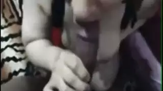 فيلم إباحي مصري: فتاة ممتلئة تخدم قضيب رجل