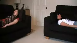 الفاتنة الشقراء تجثو لقضيب إباحي متصلب