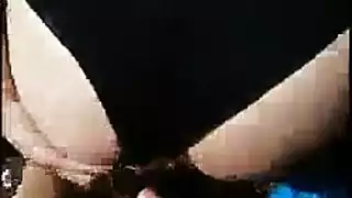 جنس على الشاطئ العام: شاب يضرب حبيبته في أمواج المحيط