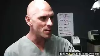 إباحية مستشفى: طبيب يهيمن على ممرضة بجنس فموي وقاسي