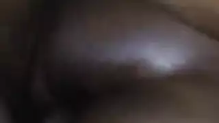 جنس شرج مع سمراء: تحب قضيبه الأسود الكبير من الخلف