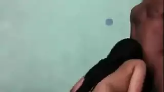 عاهرة محجبة تتوسل للسائل المنوي في هذا المقطع المباشر