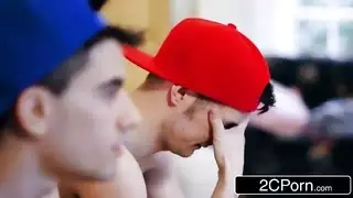 أم صديقه الممحونة ذات الثديين الضخمين تحصل على جنس قوي من شاب محظوظ