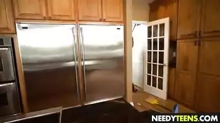 تتعري بدافع ثم تأخذ قضيبًا قويًا في المطبخ