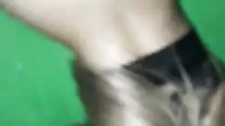 أم شقراء تستمتع بحفلة سحاقية صريحة مع فتيات صغيرات