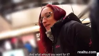 تم القبض على فتاة مثيرة ومارست الجنس بقوة في السيارة وغرفة الفندق مع سيدة مثيرة