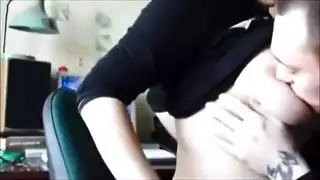 حلوة شعرها داكن تمص القضيب وتأخذ حمولة بالداخل