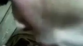 ربة منزل شهوانية تمص وتبتلع في فيلم سري