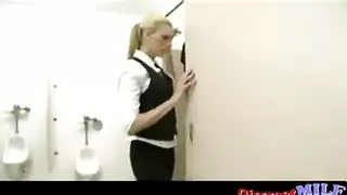 هزات الجماجم الصارخة من جبهتها المزينة