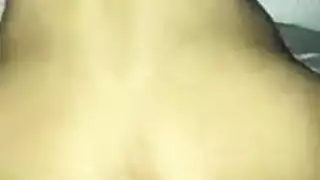 نجم بورنو أسود يدفع قضيبه الوحشي في مؤخرة رجل مشعر