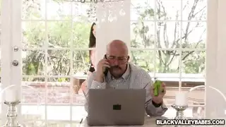 علية حديد في مشهد ثلاثي عرقي جنسي قاس