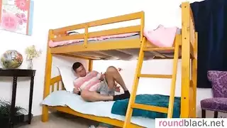 ادخل على حبيبتي و هي تحلم بحلم جنسي ساخن فأوقظها و احقق حلما بزبي الكبير الممحون