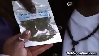 علاقة جنسية جماعية بين الأعراق: رجل أسود مسيطر يمارس الجنس مع عدة نساء