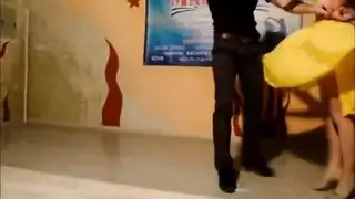 جنس عميق وحلق على الأريكة: فيديو صريح لزوجين