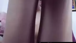 جسد سمين غض ينزل سوائله على أرضية الحمام